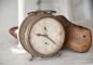 Preview: Wunderschöner, alter Wecker im Vintage-Stil, mit nostalgischen Gebrauchsspuren und schöner Patina. Eine originelle Vintage-Idee für Ihre Party-Dekoration.  