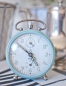 Preview: Wunderschöner, alter Wecker im Vintage-Stil, mit nostalgischen Gebrauchsspuren und schöner Patina. Eine originelle Vintage-Idee für Ihre Party-Dekoration.  
