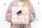 Preview: Mädchen mit Geschenk