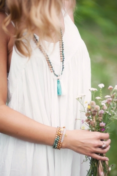 Preview: Frau mit Mala Kette