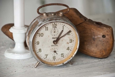 Preview: Wunderschöner, alter Wecker im Vintage-Stil, mit nostalgischen Gebrauchsspuren und schöner Patina. Eine originelle Vintage-Idee für Ihre Party-Dekoration.  