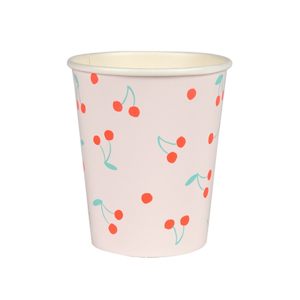 Pappbecher mit Kirschen