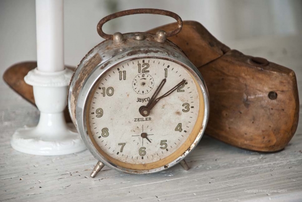 Wunderschöner, alter Wecker im Vintage-Stil, mit nostalgischen Gebrauchsspuren und schöner Patina. Eine originelle Vintage-Idee für Ihre Party-Dekoration.  