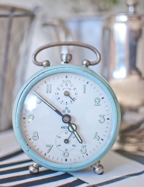 Wunderschöner, alter Wecker im Vintage-Stil, mit nostalgischen Gebrauchsspuren und schöner Patina. Eine originelle Vintage-Idee für Ihre Party-Dekoration.  