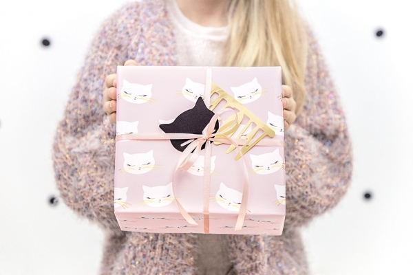 Mädchen mit Geschenk