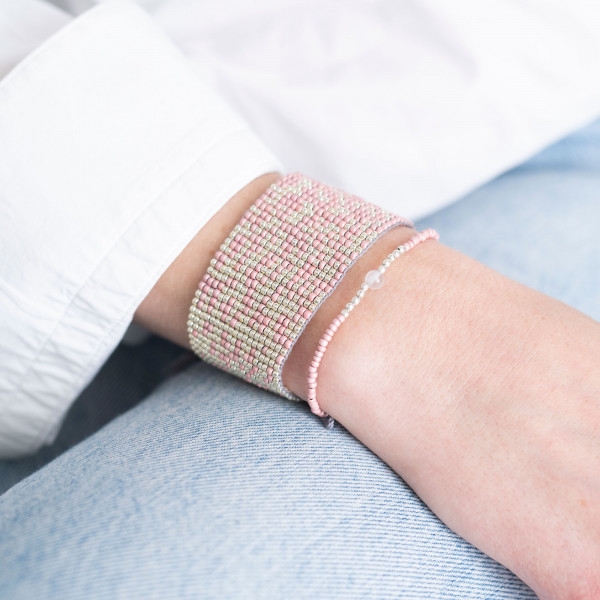 Frau mit Armband