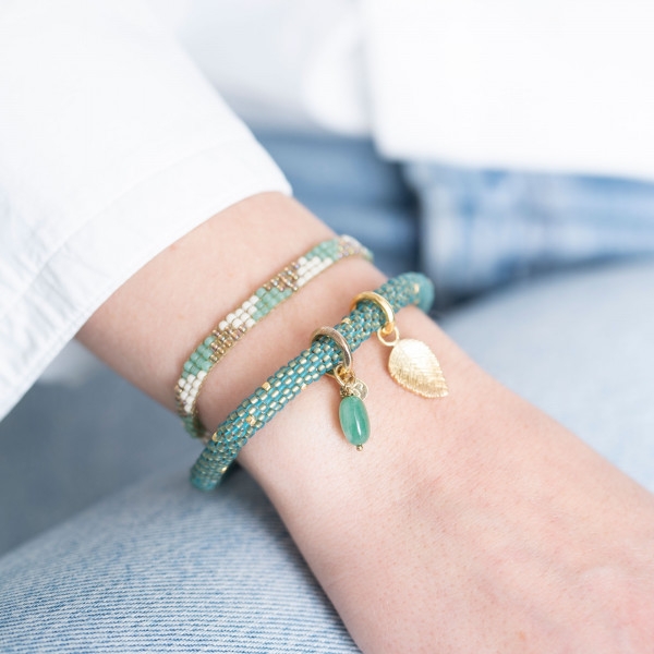 Frau mit Armband