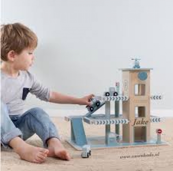 Kind spielt mit Kinderküche