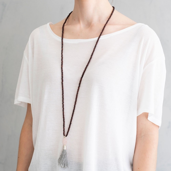 Frau mit Mala Kette