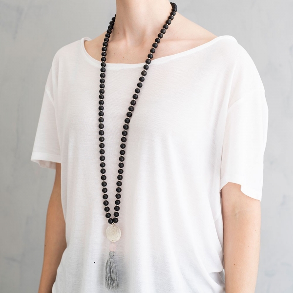Frau mit Mala Kette