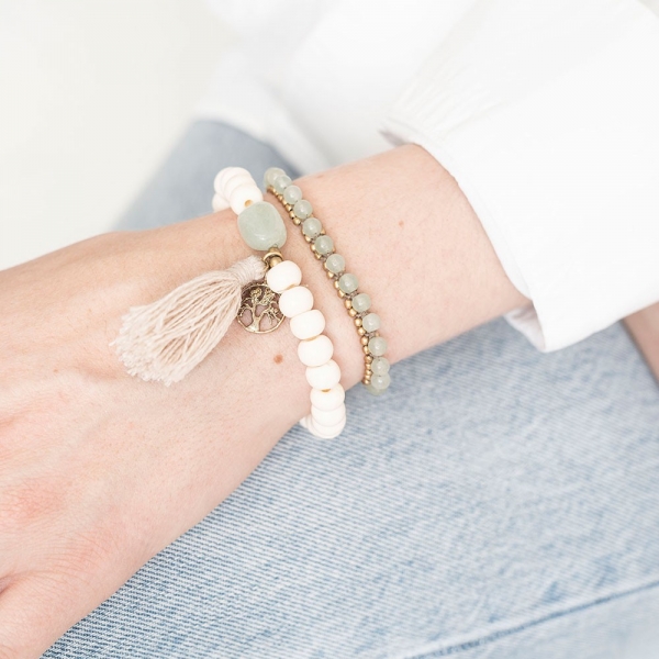 Frau mit Armband