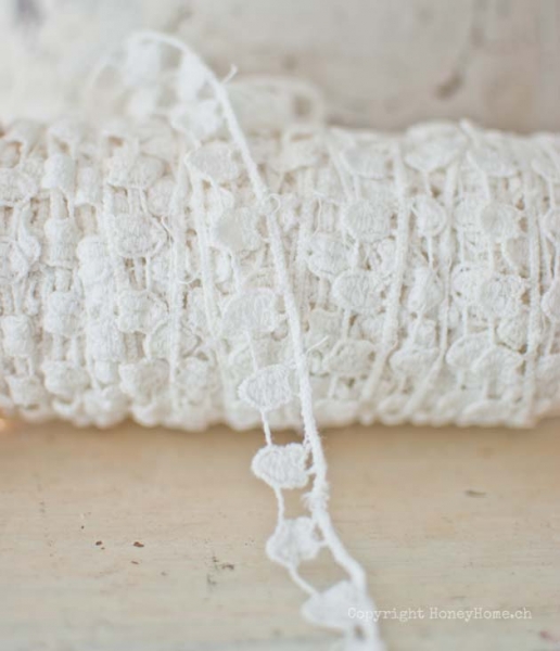 Spitze mit Herzen, beige