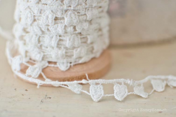 Spitze mit Herzen, beige